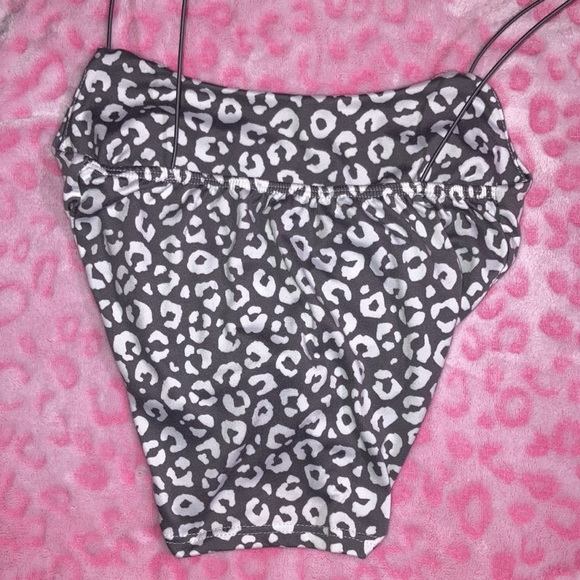 NWOT Snow Leopard Crop - Picture 3 of 4